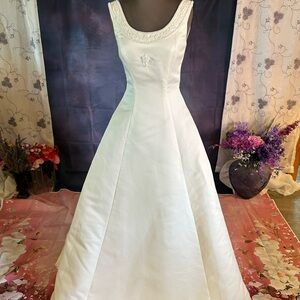 Alfred Angelo White A-line Sleeveless Wedding Dress  106  Size 6